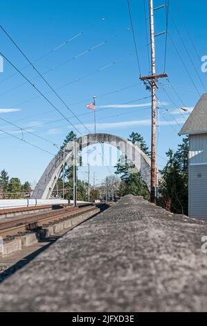 Hillsboro MAX Main Street Arch Bridge von der Spitze der Eisenbahnüberführung in Hillsboro, Oregon, aus gesehen. Stockfoto