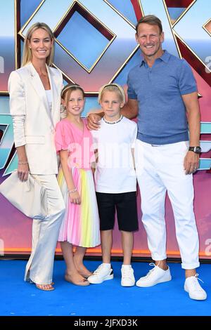 5.. Juli 2022. London, Großbritannien. Teddy Sheringham, Ehefrau und Kinder bei der UK Gala Screening of Thor: Love and Thunder, Leicester Square, London. Quelle: Doug Peters/EMPICS/Alamy Live News Stockfoto