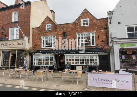 The Lavender Rooms Tearoom („Ye oldest Chemist shoppe in England“) in Knaresborough, North Yorkshire, Großbritannien. Stockfoto