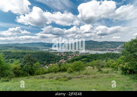 Die Donauknie (ungarisch: Dunakanyar) ist eine Kurve der Donau in Ungarn, in der Nähe der Stadt Visegrád. Stockfoto