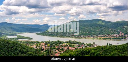 Die Donauknie (ungarisch: Dunakanyar) ist eine Kurve der Donau in Ungarn, in der Nähe der Stadt Visegrád. Stockfoto