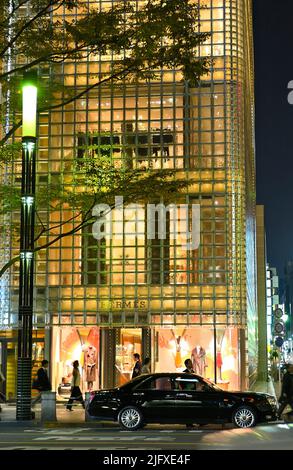Der luxuriöse Hermes-Laden im weltberühmten Ginza-Viertel in der Dämmerung, Tokyo JP Stockfoto