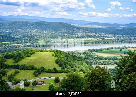 Die Donauknie (ungarisch: Dunakanyar) ist eine Kurve der Donau in Ungarn, in der Nähe der Stadt Visegrád. Stockfoto