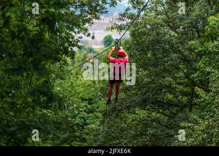 Canopy Adventure befindet sich an einem schönen Ort mit Blick auf die Donau. Stockfoto