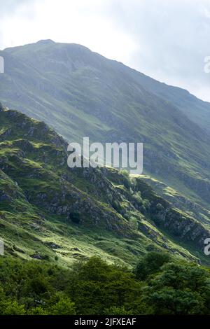 Sgurr Fhuaran und die fünf Schwestern rammen in der Morgensonne, mit Wolken über dem Gipfel, in den schottischen Highlands, Schottland Stockfoto