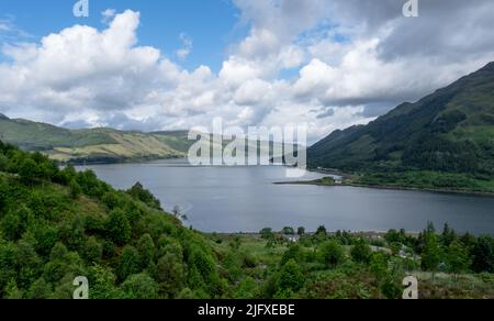 Blick nach Norden über Loch Duich vom Aufstieg zu den fünf Schwestern von Kintail in den schottischen Highlands, Schottland Stockfoto