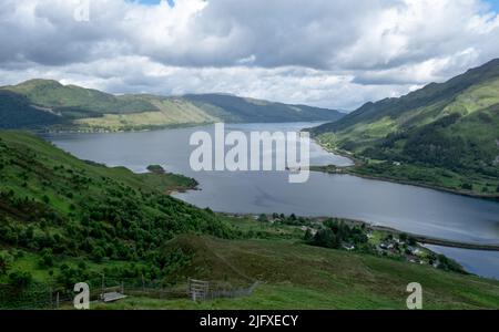 Blick nach Norden über Loch Duich vom Aufstieg zu den fünf Schwestern von Kintail in den schottischen Highlands, Schottland Stockfoto