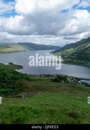 Blick nach Norden über Loch Duich vom Aufstieg zu den fünf Schwestern von Kintail in den schottischen Highlands, Schottland Stockfoto