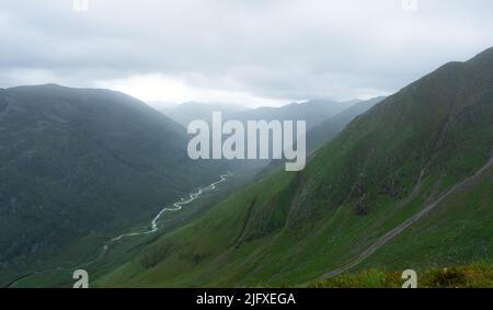 Blick hinunter in das Tal unter den fünf Schwestern von Kintail auf den Fluss Croe in den schottischen Highlands, Schottland Stockfoto