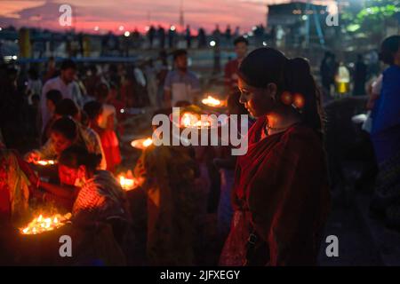 Dhaka, Bangladesch. 05.. Juli 2022. Hindu-Anhänger versammeln sich am Fluss Buriganga, um ihre Lampen zu schweben, kurz nachdem sie ihnen Bipodhnashini puja angeboten haben. Jedes Jahr feiern hinduistische Anhänger das religiöse Fest von Bipodhtarani Puja und beten zu Bipodtaraini Devi für ihr Wohlergehen. Kredit: SOPA Images Limited/Alamy Live Nachrichten Stockfoto