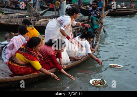 Dhaka, Bangladesch. 05.. Juli 2022. Hindu-Anhänger versammeln sich am Fluss Buriganga, um ihre Lampen zu schweben, kurz nachdem sie ihnen Bipodhnashini puja angeboten haben. Jedes Jahr feiern hinduistische Anhänger das religiöse Fest von Bipodhtarani Puja und beten zu Bipodtaraini Devi für ihr Wohlergehen. Kredit: SOPA Images Limited/Alamy Live Nachrichten Stockfoto