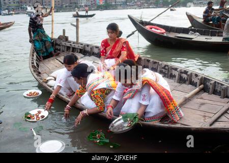 Dhaka, Bangladesch. 05.. Juli 2022. Hindu-Anhänger versammeln sich am Fluss Buriganga, um ihre Lampen zu schweben, kurz nachdem sie ihnen Bipodhnashini puja angeboten haben. Jedes Jahr feiern hinduistische Anhänger das religiöse Fest von Bipodhtarani Puja und beten zu Bipodtaraini Devi für ihr Wohlergehen. Kredit: SOPA Images Limited/Alamy Live Nachrichten Stockfoto