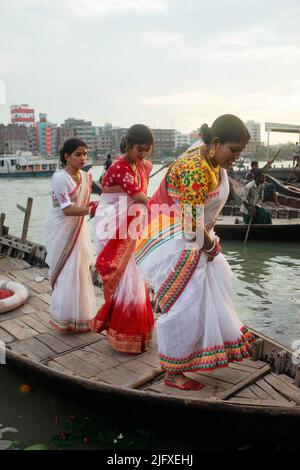 Dhaka, Bangladesch. 05.. Juli 2022. Hindu-Anhänger versammeln sich am Fluss Buriganga, um ihre Lampen zu schweben, kurz nachdem sie ihnen Bipodhnashini puja angeboten haben. Jedes Jahr feiern hinduistische Anhänger das religiöse Fest von Bipodhtarani Puja und beten zu Bipodtaraini Devi für ihr Wohlergehen. Kredit: SOPA Images Limited/Alamy Live Nachrichten Stockfoto