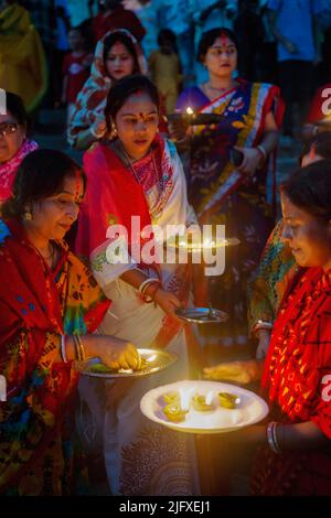 Dhaka, Bangladesch. 05.. Juli 2022. Hindu-Anhänger versammeln sich am Fluss Buriganga, um ihre Lampen zu schweben, kurz nachdem sie ihnen Bipodhnashini puja angeboten haben. Jedes Jahr feiern hinduistische Anhänger das religiöse Fest von Bipodhtarani Puja und beten zu Bipodtaraini Devi für ihr Wohlergehen. Kredit: SOPA Images Limited/Alamy Live Nachrichten Stockfoto