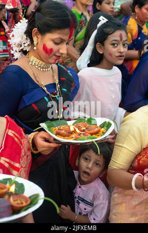 Dhaka, Bangladesch. 05.. Juli 2022. Hindu-Anhänger versammeln sich am Fluss Buriganga, um ihre Lampen zu schweben, kurz nachdem sie ihnen Bipodhnashini puja angeboten haben. Jedes Jahr feiern hinduistische Anhänger das religiöse Fest von Bipodhtarani Puja und beten zu Bipodtaraini Devi für ihr Wohlergehen. Kredit: SOPA Images Limited/Alamy Live Nachrichten Stockfoto