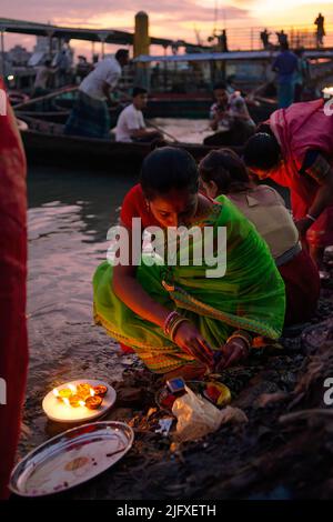 Dhaka, Bangladesch. 05.. Juli 2022. Hindu-Anhänger versammeln sich am Fluss Buriganga, um ihre Lampen zu schweben, kurz nachdem sie ihnen Bipodhnashini puja angeboten haben. Jedes Jahr feiern hinduistische Anhänger das religiöse Fest von Bipodhtarani Puja und beten zu Bipodtaraini Devi für ihr Wohlergehen. (Foto von Ziaul Haque Oisharjh/SOPA IMAG/Sipa USA) Quelle: SIPA USA/Alamy Live News Stockfoto