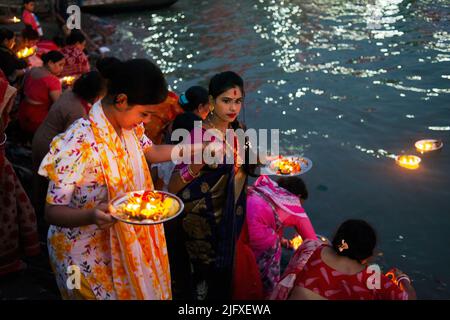Dhaka, Bangladesch. 05.. Juli 2022. Hindu-Anhänger versammeln sich am Fluss Buriganga, um ihre Lampen zu schweben, kurz nachdem sie ihnen Bipodhnashini puja angeboten haben. Jedes Jahr feiern hinduistische Anhänger das religiöse Fest von Bipodhtarani Puja und beten zu Bipodtaraini Devi für ihr Wohlergehen. (Foto von Ziaul Haque Oisharjh/SOPA IMAG/Sipa USA) Quelle: SIPA USA/Alamy Live News Stockfoto