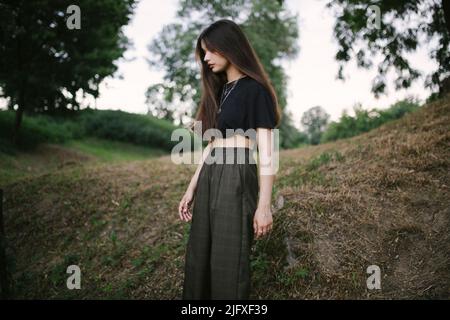 Langhaarige Frau im Park Stockfoto
