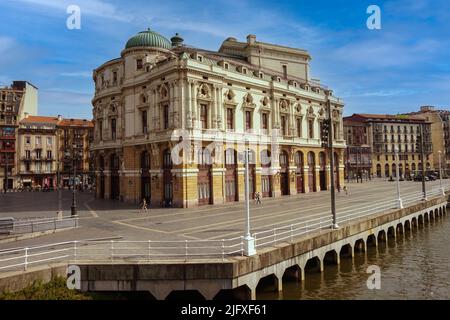 Panoramablick auf das Theatergebäude von Arriaga in der Stadt Bilbao Stockfoto