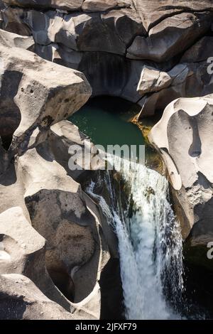 Schöner Blick auf den wilden und felsigen Wasserfall im Tal Stockfoto