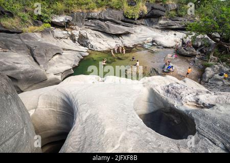 Schöne Aussicht auf grünen Pool auf felsigen Cerrado Fluss Stockfoto