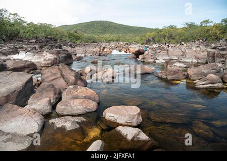 Schöner Blick auf den wilden und felsigen Cerrado-Fluss Stockfoto