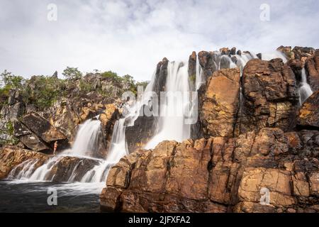 Schöner Blick auf den wilden und felsigen Cerrado Wasserfall Stockfoto