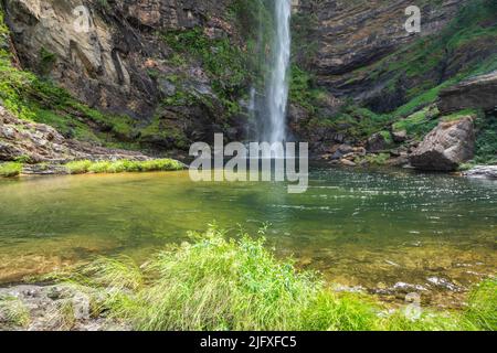 Schöne Aussicht auf den großen wilden grünen Wasserfall und die felsige Wand Stockfoto