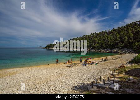 Panoramablick auf den felsigen Strand Leftos Gialos auf der Insel Alonissos, Sporaden, Griechenland, Europa Stockfoto