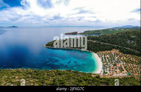 Luftaufnahme über den felsigen Strand Leftos Gialos auf der Insel Alonissos, Sporaden, Griechenland, Europa Stockfoto