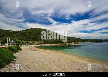 Panoramablick auf den felsigen Strand Leftos Gialos auf der Insel Alonissos, Sporaden, Griechenland, Europa Stockfoto