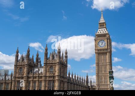 Westminster, London, Großbritannien. 5.. Juli 2022. Blauer Himmel hinter dem Palace of Westminster. Der Kanzler Rishi Sunak und Gesundheitsminister Sajid Javid sind heute beide aus der Regierung zurückgetreten. Premierminister Boris Johnson hat angedeutet, dass er nicht die Absicht hat, seinen Rücktritt zu bekundet. Quelle: Maureen McLean/Alamy Live News Stockfoto