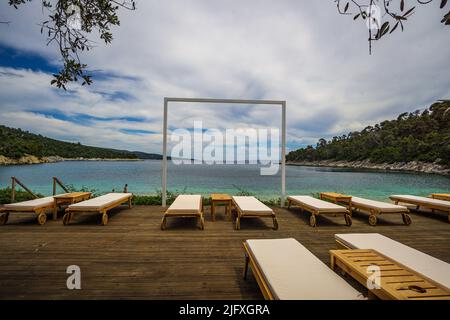 Panoramablick auf den felsigen Strand Leftos Gialos auf der Insel Alonissos, Sporaden, Griechenland, Europa Stockfoto