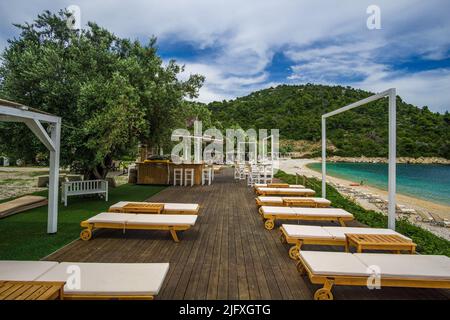 Panoramablick auf den felsigen Strand Leftos Gialos auf der Insel Alonissos, Sporaden, Griechenland, Europa Stockfoto