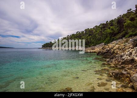 Panoramablick auf den felsigen Strand Leftos Gialos auf der Insel Alonissos, Sporaden, Griechenland, Europa Stockfoto