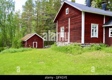 Altes Blockhaus in Uukuniemi in Ostfinnland im Juni 2022 Stockfoto