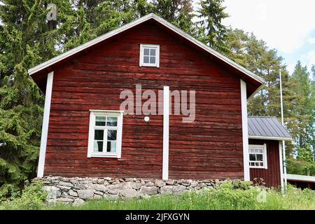 Altes Blockhaus in Uukuniemi in Ostfinnland im Juni 2022 Stockfoto