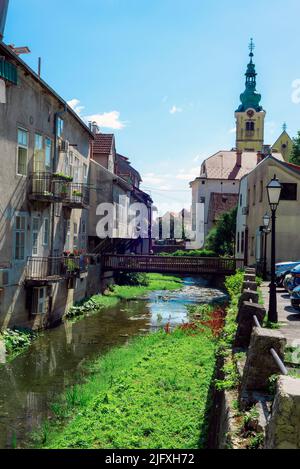 Gradna Fluss in Samobor, Blick auf die Kirche im Hintergrund, Kroatien. Stockfoto