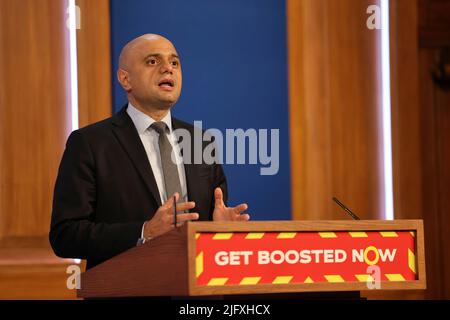 (220705) -- LONDON, 5. Juli 2022 (Xinhua) -- das am 19. Januar 2022 aufgenommene Aktenfoto zeigt den britischen Gesundheitsminister Sajid Javid bei einer Pressekonferenz der COVID-19 in London, Großbritannien. Der britische Gesundheitsminister Sajid Javid und der Schatzkanzler Rishi Sunak traten am 5. Juli 2022 aus Protest gegen die Führung des Premierministers Boris Johnson zurück, da eine Flut von Skandalen die konservative Regierung in Ungnade gebracht hatte. (Tim Hammond/No 10 Downing Street/Handout via Xinhua) Stockfoto