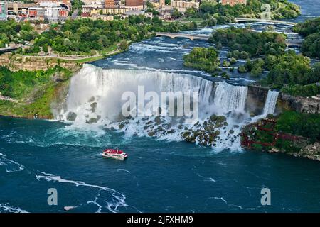Niagarafälle Nahaufnahme Panorama am Tag über den Fluss mit Felsen und Boot. Amerikanische Stürze. Stockfoto