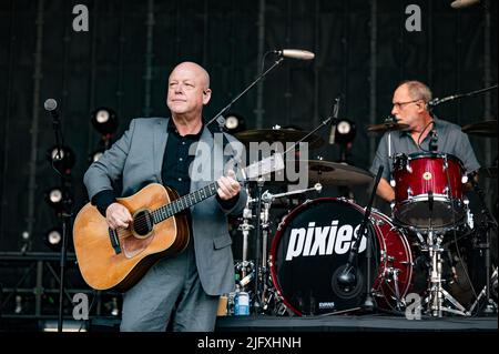 Manchester, Großbritannien. 05.. Juli 2022. Black Francis, Joey Santiago, David Lovering und Paz Lenchantint von der Band Pixies treten im Castlefield Bowl von Manchester als Teil von Sounds of the City auf. 2022-07-05. Kredit: Gary Mather/Alamy Live Nachrichten Stockfoto