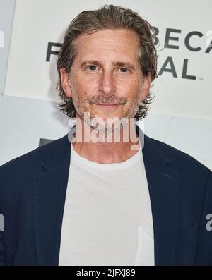 NEW YORK, NY, USA - 16. JUNI 2022: Aaron Ryder nimmt an der Tribeca Festival-Premiere von „The Good House“ im BMCC Tribeca Performing Arts Center Teil. Stockfoto