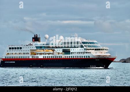 Hurtigruten Expeditions Boot vorbei Fjällbacka Archipel im Juni 2022 Stockfoto