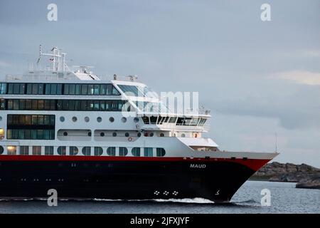 Hurtigruten Expeditions Boot vorbei Fjällbacka Archipel im Juni 2022 Stockfoto