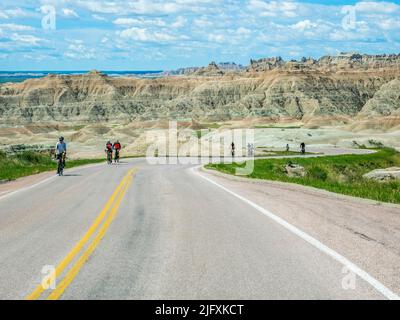 Fahrradfahrer auf der Loop Road im Badlands National Park in South Dakota, USA Stockfoto