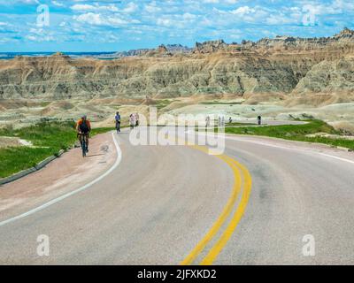 Fahrradfahrer auf der Loop Road im Badlands National Park in South Dakota, USA Stockfoto