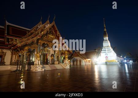 Die Nacht im Wat Phra, dass Cheng Chum Worawihan Es ist ein wichtiger heiliger Ort der Stadt. Seit der Antike. Stockfoto