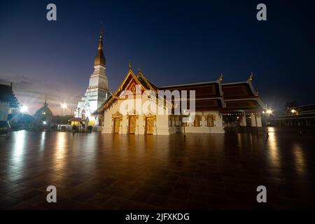 Die Nacht im Wat Phra, dass Cheng Chum Worawihan Es ist ein wichtiger heiliger Ort der Stadt. Seit der Antike. Stockfoto