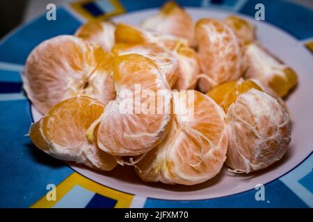 Mandarin-Segmente in einer Schale mit blauem Rand Stockfoto