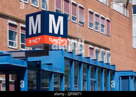 Amsterdam, Niederlande - 22. Juni 2022: Eingang der U-Bahn-Station Waterlooplein Stockfoto
